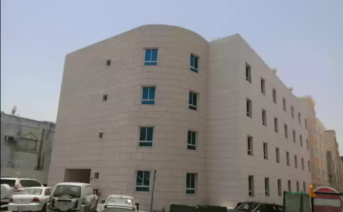 Wohn Klaar eigendom 3 Schlafzimmer U/F Wohnung  zu vermieten in Doha #7354 - 1  image 